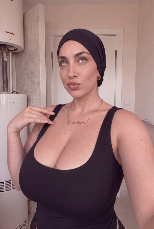 Sarah Albarcha posing